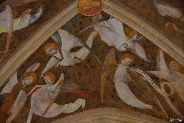 Angels in Romanesque french churches, paintings and carvings